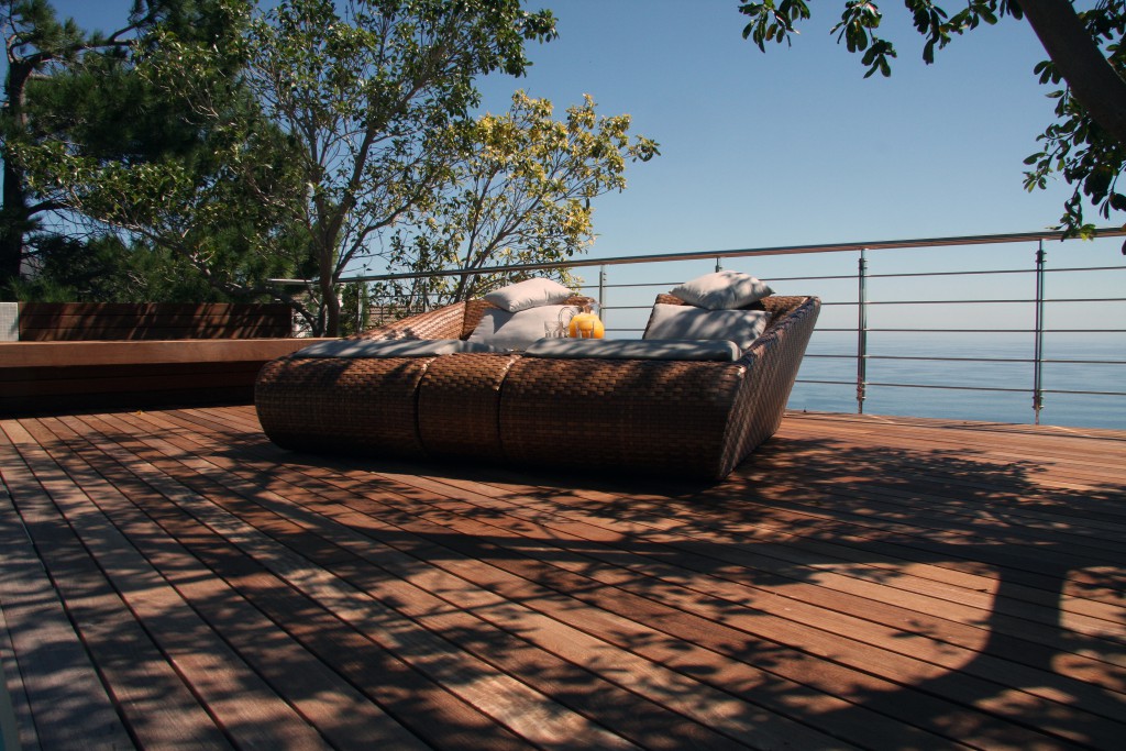 22 Comfortable sun lounger on a 100 sqm floating deck